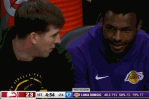 聊啥呢？東契奇罰球不進 里夫斯和布朗尼小聲蛐蛐 后者會心一笑