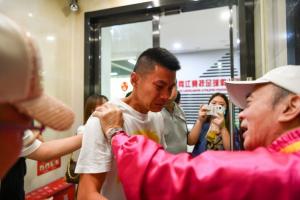 重慶鐵漢！40歲黃希揚隨銅梁龍沖超成功 3年前兩江競技解散時淚崩