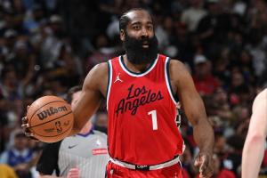 擋得很嚴(yán)實(shí)！哈登借祖巴茨掩護(hù)命中三分球