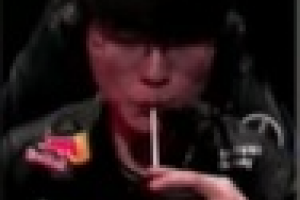 這把被Bdd對位差距了！Faker第二局使用塞拉斯打出3-7-5的戰(zhàn)績