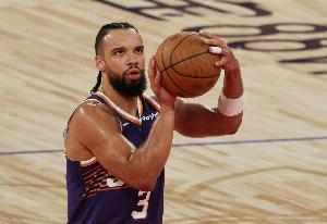 上頭！馬威強(qiáng)攻打中后狄龍瀟灑甩頭把球頂飛 被吹違例送哈登1分