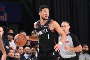 表現(xiàn)全面！布克19中8砍下21+10+9 距離生涯首次常規(guī)賽三雙差1助攻