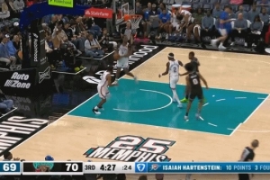 切特上籃被莫蘭特劈頭蓋臉摟下來(lái) 裁判回看后吹罰普通犯規(guī)