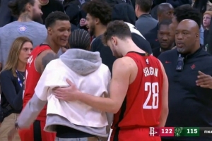 老隊(duì)友了！小賈巴里和申京賽后和小凱文·波特寒暄敘舊