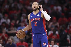 本賽季僅兩人曾連續(xù)三場至少20分10助：康寧漢姆、東契奇