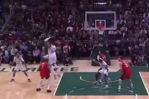 渾身都是假動(dòng)作！杜蘭特持球突進(jìn)急停晃飛字母哥 跳投輕松打進(jìn)