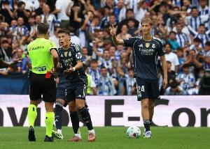 半場被換下，記者：赫伊森被內(nèi)部要求改進，他需更專注更有拼勁