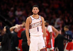 今天當綠葉！布克26分鐘13投8中 高效砍下19分3助攻