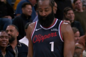 有點著急了？落后3分！哈登還剩15秒投反擊追身超遠三分偏出