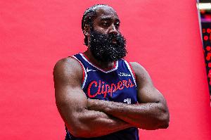 登火輝煌！！哈登連續(xù)轟進三記三分追平比分??！