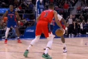 要終結(jié)比賽？麥科勒姆變向突破 輕松拋投命中&奇才領(lǐng)先5分！