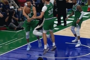 夢(mèng)回當(dāng)年！克萊頂防字母哥下手生搶成功 展現(xiàn)火熱狀態(tài)