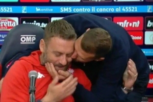 羅馬昔日隊(duì)友重逢！哲科在上輪意甲賽后新聞發(fā)布會(huì)“強(qiáng)吻”德羅西