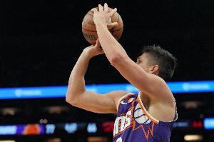 阿倫10記三分創(chuàng)隊史紀錄！太陽主帥：看到隊友為他加油真的很棒