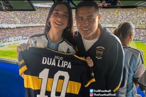 歌手杜阿-利帕現(xiàn)場觀看博卡vs河床，先后手持兩隊球衣拍照引爭議