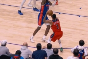 功虧一簣！麥科勒姆虛晃出機(jī)會(huì) 但絕殺三分投到籃板側(cè)沿...