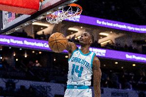 打得很拼！ 迪亞巴特上半場3中3得到6分1板1助 還送出2帽