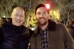 這不是老梅嗎？梅西夜訪(fǎng)諾坎普漫步街頭，網(wǎng)友碰巧撞見(jiàn)與其合影