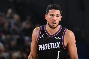 穩(wěn)定火力！布克半場10中6貢獻15分 罰球3中3