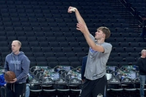 狀元也有傷病隱患！弗拉格投籃訓(xùn)練時(shí)右手大拇指纏著繃帶