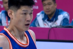 穩(wěn)如泰山！胡金秋10中5&6罰4中拿到15分5板3助