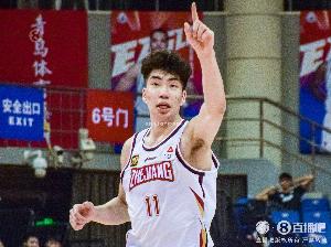 媒體人：埃斯特拉認(rèn)為余嘉豪違約 連續(xù)兩場(chǎng)打很久讓他們徹底爆發(fā)