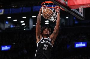 打得聰明！克拉克斯頓假手遞手騙過防守直接沖筐暴扣