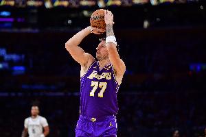 場均投12次&命中率32.1%！Skip：東契奇這三分表現(xiàn)對湖人很致命