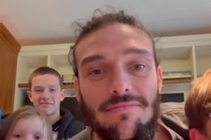 其樂融融！安迪·卡羅爾社媒曬孩子們?yōu)樗旰右曨l