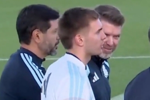 心系國家隊(duì)！馬斯坦托諾來到訓(xùn)練營，觀看阿根廷隊(duì)訓(xùn)練