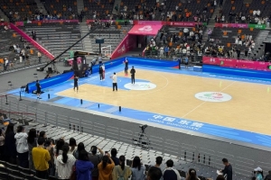 今晚金牌賽！媒體人曬照：胡明軒和徐杰 又是最早出來熱身的兩個(gè)