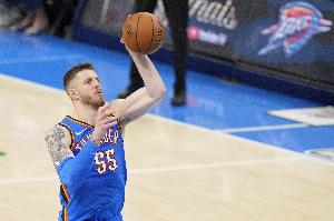 無(wú)視防守！哈爾滕施泰因弧頂碾著追夢(mèng)上籃得分