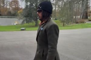 太潮了！孔德最新時(shí)尚穿搭：身穿長(zhǎng)大衣，手拿包