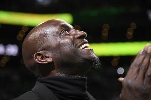 狼王對甜瓜說“你老婆像甜甜圈”？皮爾斯：垃圾話別涉及妻子孩子