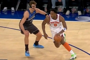 開(kāi)場(chǎng)剛過(guò)3分鐘！小瓦格納切球阿努諾比被吹犯規(guī) 魔術(shù)挑戰(zhàn)成功