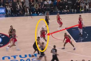 疑似比爾受傷瞬間：比爾完成搶斷 在快攻中剎車急停救球?qū)е? >
                                        </div>
                                    </div>
                                                                        <div   id=