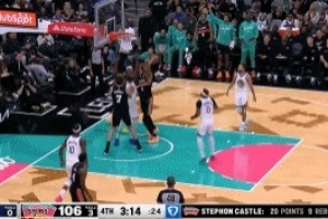 真是夠不到！文班亞馬自投自搶 舉著胳膊一搶二輕松補(bǔ)籃！