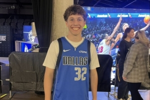 穿東契奇球衣的球迷今天換成了弗拉格球衣：很高興哈里森下課了