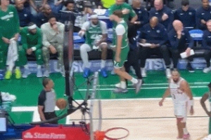 應(yīng)無大礙！弗拉格首節(jié)初段下場進(jìn)更衣室 隨后火速返回球場