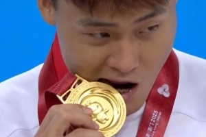 這次咬的是自己的！4年前的全運會上 趙睿曾咬過周琦的金牌