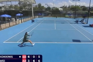 韋思佳2-1逆轉(zhuǎn)擊敗科吉尼斯，晉級(jí)布里斯班站女單八強(qiáng)