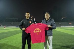 重慶足球精神代代相傳，重慶銅梁龍向李章洙贈(zèng)送沖超紀(jì)念球衣