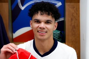 奧賴?yán)涎萦⒏裉m隊(duì)首秀，賽后斯通斯為他頒發(fā)紀(jì)念帽子