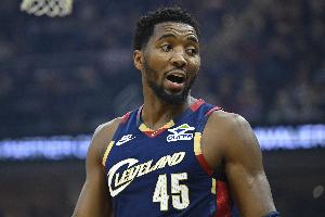 沒進(jìn)入狀態(tài)？米切爾半場8中2&三分5中0拿到11分2助 出現(xiàn)3失誤