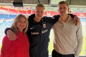 哈蘭德社媒曬與媽媽和弟弟合照：老大、我和我弟