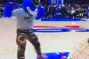 笑死！76人吉祥物看到杰倫·布朗像見(jiàn)了瘟神一樣跳離5米遠(yuǎn)