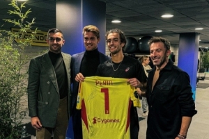 當(dāng)足球遇見網(wǎng)球！穆塞蒂與皮耶羅等人見面，獲贈(zèng)佩林簽名球衣