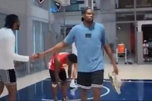 節(jié)目效果炸裂杜蘭特嫌Speed打球太菜 比賽中直接脫鞋跑路