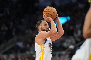 追夢(mèng)：庫(kù)里加入前沒人穿安德瑪 他做出了承諾并用忠誠(chéng)堅(jiān)持了13年