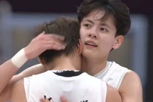 太不容易了！廣東全運女籃奪金 賽后楊力維與楊舒予擁抱時哭了